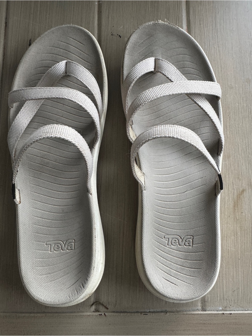 Teva tires Women's cream Strappy Sandals sz 6